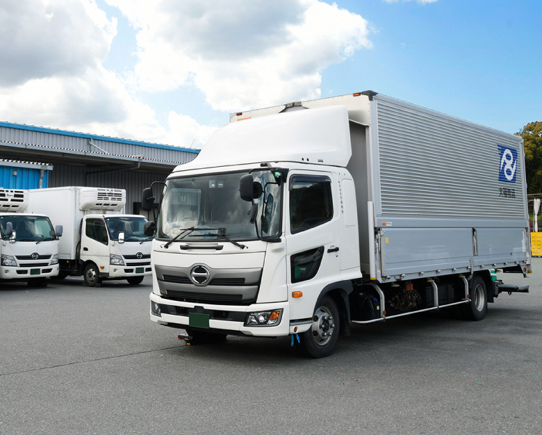 写真：多数の物流トラック